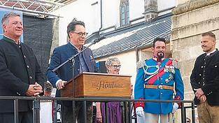 Landrat Bernd Sibler (v. l.), Christian Bernreiter, bayerischer Wohn-, Bau- und Verkehrsminister, Oberbürgermeister Dr. Christian Moser, Elfriede Ebner, König Ludwig II und Alexander Höttl.