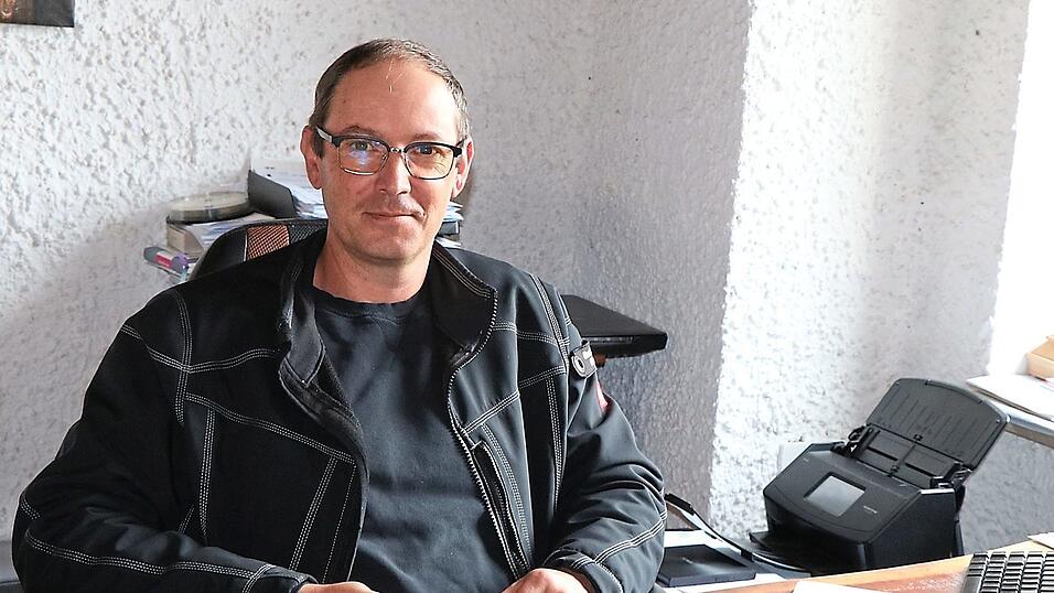 Michael Dirscherl, &bdquo;da Heferl Mich&ldquo;, wie er sich selbst bezeichnet, am Schreibtisch in seinem Bestattungsunternehmen, das er 2016 von seinem Opa, dem &bdquo;Heferl Sepp&ldquo;, &uuml;bernommen hat.