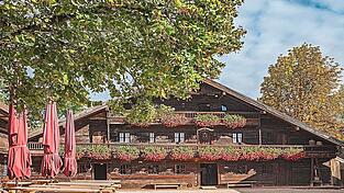 Im Schusteröderhof auf dem Gelände des Freiluftmuseums Massing wird Theater gespielt. Darüber hinaus gibt es viele andere Aktionen. Foto: Museum Massing Im Schusteröderhof auf dem Gelände des Freiluftmuseums Massing wird Theater gespielt. Darüber hinaus gibt es viele andere Aktionen. Foto: Museum Massing