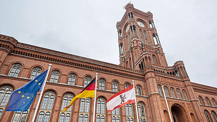 Das Rote Rathaus in Berlin: Nicht die Farbe entscheidet, sondern der Alltag - Mieten, Busse, Schulen, Müll. Wahrscheinlich wird die Hauptstadt bald erstmals von einer Kandidatin der Linkspartei regiert. Das Rote Rathaus in Berlin: Nicht die Farbe entscheidet, sondern der Alltag - Mieten, Busse, Schulen, Müll. Wahrscheinlich wird die Hauptstadt bald erstmals von einer Kandidatin der Linkspartei regiert.
