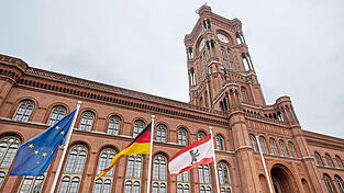 Das Rote Rathaus in Berlin: Nicht die Farbe entscheidet, sondern der Alltag - Mieten, Busse, Schulen, Müll. Wahrscheinlich wird die Hauptstadt bald erstmals von einer Kandidatin der Linkspartei regiert. Das Rote Rathaus in Berlin: Nicht die Farbe entscheidet, sondern der Alltag - Mieten, Busse, Schulen, Müll. Wahrscheinlich wird die Hauptstadt bald erstmals von einer Kandidatin der Linkspartei regiert.