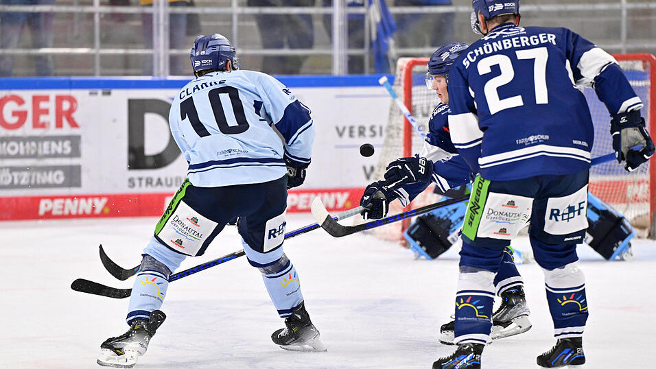 Einstimmung auf die neue Eishockey-Saison: Die Straubing Tigers beim Training.