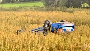 Das total demolierte Unfallfahrzeug kam kopfüber in einem Feld gegenüber dem Stauseeufer zum Liegen.