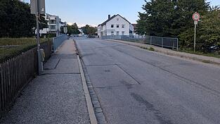 Die Fahrbahn der Raiffeisenbrücke soll im Zuge des Neubaus schmäler werden. Die Fahrbahn der Raiffeisenbrücke soll im Zuge des Neubaus schmäler werden.