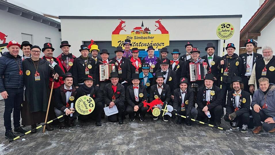 Dem scheidenden B&uuml;rgermeister Herbert Sporrer (l.) hatten die Simbacher Moritatens&auml;nger ein eigenes Lied &bdquo;ma&szlig;geschneidert&ldquo;. Kandidat Anton Sporrer (r.) war &bdquo;prophylaktisch&ldquo; ebenfalls dabei.