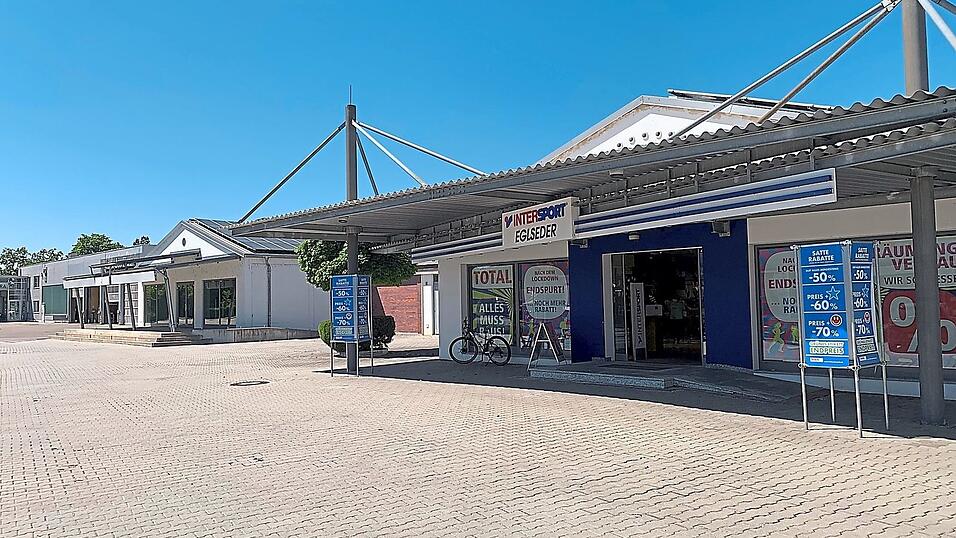 Das Gesundheitsamt soll in den Auenweg ausgelagert werden. Dies empfahl der Kreisausschuss dem Kreistag. Zur Zeit l&auml;uft bei Intersport Eglseder noch der R&auml;umungsverkauf.