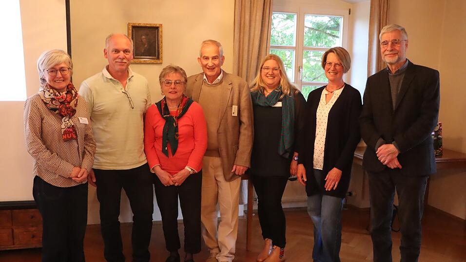 Der neu gew&auml;hlte Vorstand des Franziskus Hospizvereins (v.l.) mit Schriftf&uuml;hrerin Charlotte Klein, Schatzmeister Stefan Bachmeier, Kassenpr&uuml;ferin Anita Buch&auml;ckert, Vorsitzendem Kurt Leipold, Beisitzerin Jasmin Hankofer, stellvertretender Vorsitzender Marion Schie&szlig;l und Beisitzer Dr. Matthias Demandt, der nach 20 Jahren als stellvertretender Vorsitzender aus eigenen St&uuml;cken in die zweite Reihe getreten ist.