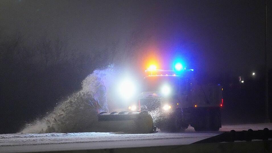 Der Wintereinbruch bringt das &ouml;ffentliche Leben in vielen US-Bundesstaaten durcheinander.