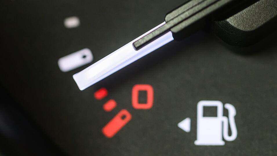 Wer tanken muss, zahlt im Schnitt &uuml;ber zwei Euro. (Archivbild)