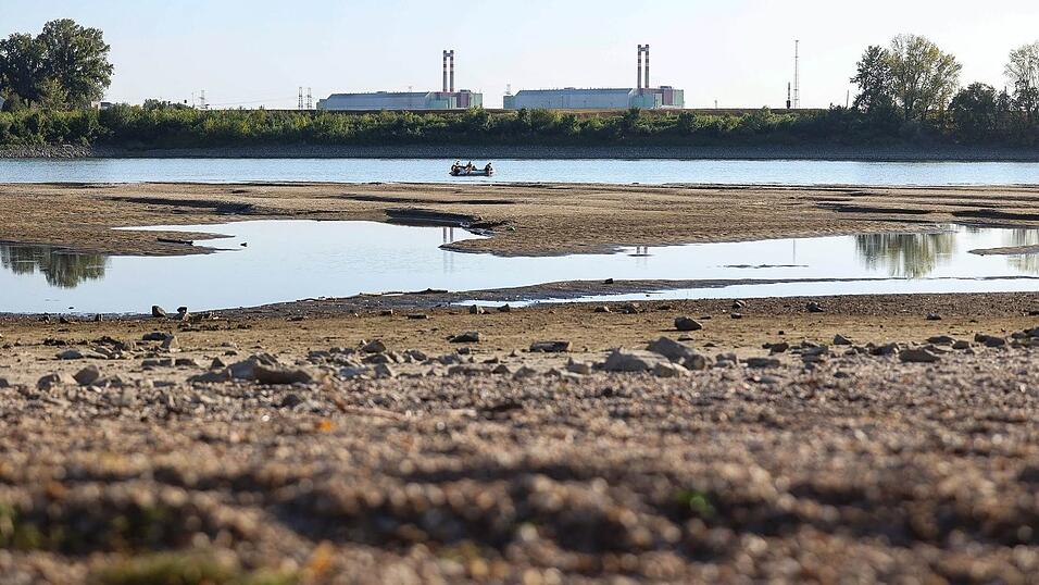 Das Kernkraftwerk MVM Paks, das aufgrund extrem niedriger Wasserstände an der Donau komplett abgeschaltet werden musste. Das Kernkraftwerk MVM Paks, das aufgrund extrem niedriger Wasserstände an der Donau komplett abgeschaltet werden musste.