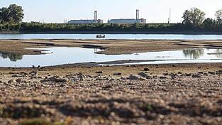 Das Kernkraftwerk MVM Paks, das aufgrund extrem niedriger Wasserstände an der Donau komplett abgeschaltet werden musste. Das Kernkraftwerk MVM Paks, das aufgrund extrem niedriger Wasserstände an der Donau komplett abgeschaltet werden musste.