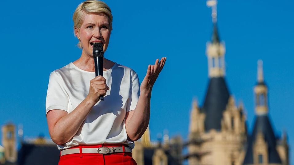 Viele Parteifreunde wünschen sich Ministerpräsidentin Manuela Schwesig auch als künftige Bundeschefin der SPD. Viele Parteifreunde wünschen sich Ministerpräsidentin Manuela Schwesig auch als künftige Bundeschefin der SPD.