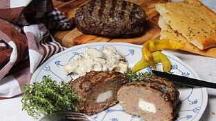 Ein griechischer Klassiker, ganz einfach selbst gemacht: Mit diesem Rezept bekommen Sie Ihre eigenen Bifteki auf den heimischen Grill!