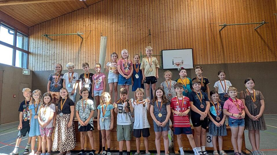 Wie bei einem großen Sportereignis wurden die besten bei Bundesjugendspielen in Leichtathletik mit Medaillen ausgezeichnet. Wie bei einem großen Sportereignis wurden die besten bei Bundesjugendspielen in Leichtathletik mit Medaillen ausgezeichnet.