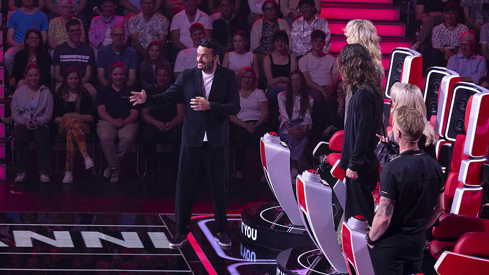 Juror Giovanni Zarrella (li.) war vom Auftritt des Straubingers bei den „Blind Auditions“ begeistert. Juror Giovanni Zarrella (li.) war vom Auftritt des Straubingers bei den „Blind Auditions“ begeistert.