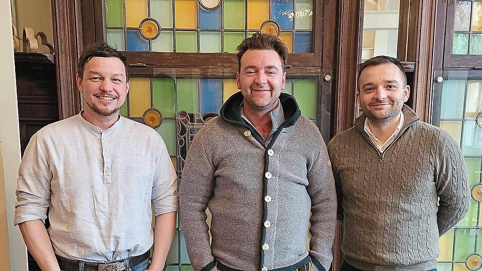 Die Betreiber und Organisatoren des Schierlinger Pfingstvolksfestes: der Festwirt Florian Gallmeier mit dem Festwirt Franz Widmann und Br&auml;u Jacob Horsch von der Spezialbrauerei Schierling (von links).