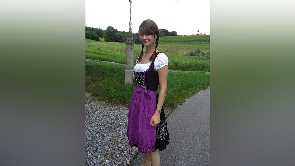 Auch Kathrins Schwester kleidet sich Gäubodenvolksfest-tauglich