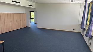Die Bücherei vergrößert sich: Ein ehemaliges Klassenzimmer wird umgenutzt. Der Raum steht künftig als Büro, Lager und für Veranstaltungen zur Verfügung.