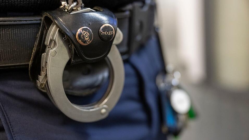 Die Polizei stellt die Tatwaffe in der Wohnung des 66-Jährigen sicher. (Symbolbild) Die Polizei stellt die Tatwaffe in der Wohnung des 66-Jährigen sicher. (Symbolbild)