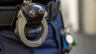 Die Polizei stellt die Tatwaffe in der Wohnung des 66-Jährigen sicher. (Symbolbild) Die Polizei stellt die Tatwaffe in der Wohnung des 66-Jährigen sicher. (Symbolbild)