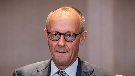 Bundeskanzler Friedrich Merz (CDU) fliegt am Wochenende trotz der g&auml;renden Putschstimmung nach Finnland zum Arktisgipfel.