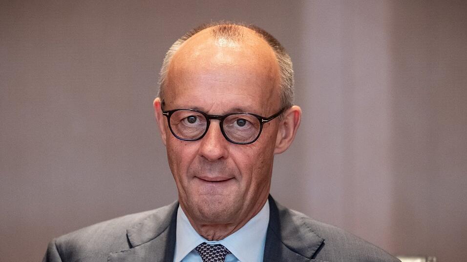 Bundeskanzler Friedrich Merz (CDU) fliegt am Wochenende trotz der gärenden Putschstimmung nach Finnland zum Arktisgipfel. Bundeskanzler Friedrich Merz (CDU) fliegt am Wochenende trotz der gärenden Putschstimmung nach Finnland zum Arktisgipfel.