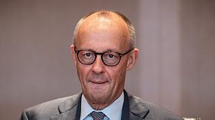 Bundeskanzler Friedrich Merz (CDU) fliegt am Wochenende trotz der gärenden Putschstimmung nach Finnland zum Arktisgipfel. Bundeskanzler Friedrich Merz (CDU) fliegt am Wochenende trotz der gärenden Putschstimmung nach Finnland zum Arktisgipfel.