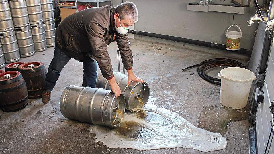 Georg Siegl aus Chammünster muss abgelaufenes Bier wegschütten. So wie ihm geht es im Augenblick vielen Brauern. Georg Siegl aus Chammünster muss abgelaufenes Bier wegschütten. So wie ihm geht es im Augenblick vielen Brauern.