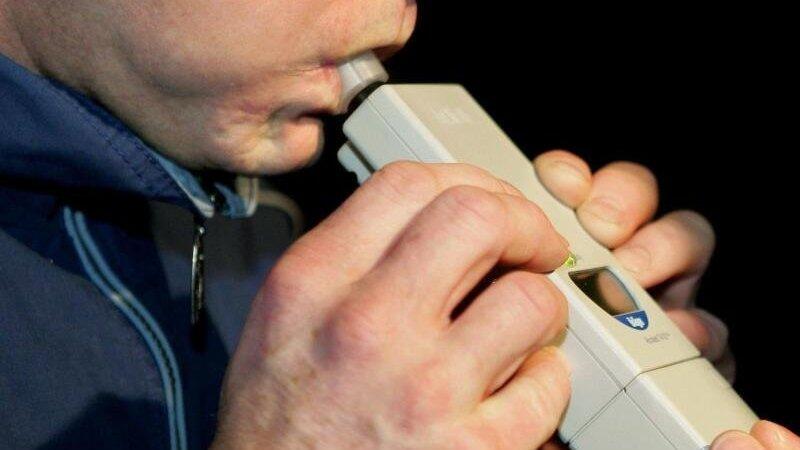 Ein Alkoholtest best&auml;tigte, dass der Mann ziemlich betrunken war. (Symbolbild)