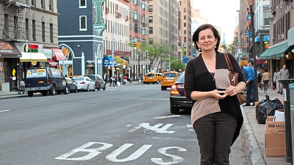 Die aus der Oberpfalz stammende Bestsellerautorin Andrea Maria Schenkel lebt seit einigen Jahren in New York und ist inzwischen Doktorandin der vergleichenden Literaturwissenschaft.