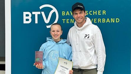 Gro&szlig; war die Freude bei Angelina Cerdic sowie Trainer und ATP-Profi Peter Heller nach dem Turniererfolg.