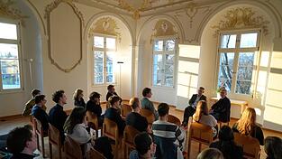 Landrat Bernd Sibler (rechts) und Akademischer Leiter Johannes Wallacher beim Kamingespr&auml;ch mit den rund 30 Stipendiaten der Bayerischen Elite-Akademie (BEA).