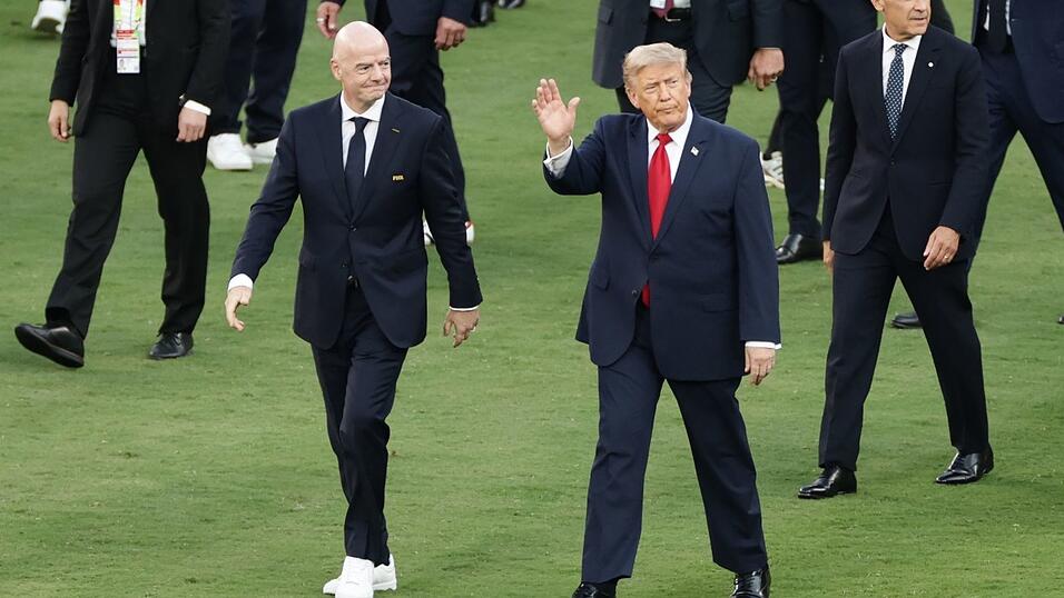 Als Donald Trump (r) und Gianni Infantino den Rasen betreten, werden sie ausgepfiffen. Als Donald Trump (r) und Gianni Infantino den Rasen betreten, werden sie ausgepfiffen.