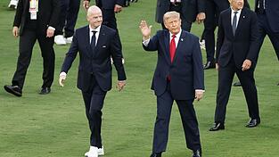 Als Donald Trump (r) und Gianni Infantino den Rasen betreten, werden sie ausgepfiffen. Als Donald Trump (r) und Gianni Infantino den Rasen betreten, werden sie ausgepfiffen.