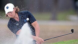 Auch ein Bunker kann Florian Moosmeier nicht stoppen: Hier spielt er f&uuml;r seine Mannschaft New Orleans Privateers auf der Anlage in Diamond Head einen Ball aus dem Sand zur&uuml;ck auf das Green.