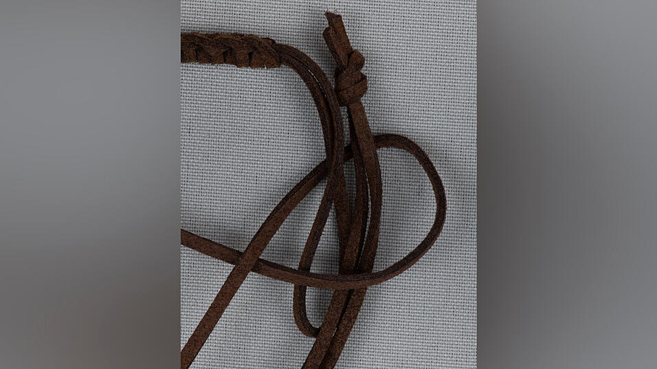 12. Lege nun das rechte Ende über das Armband und unter das linke Ende.