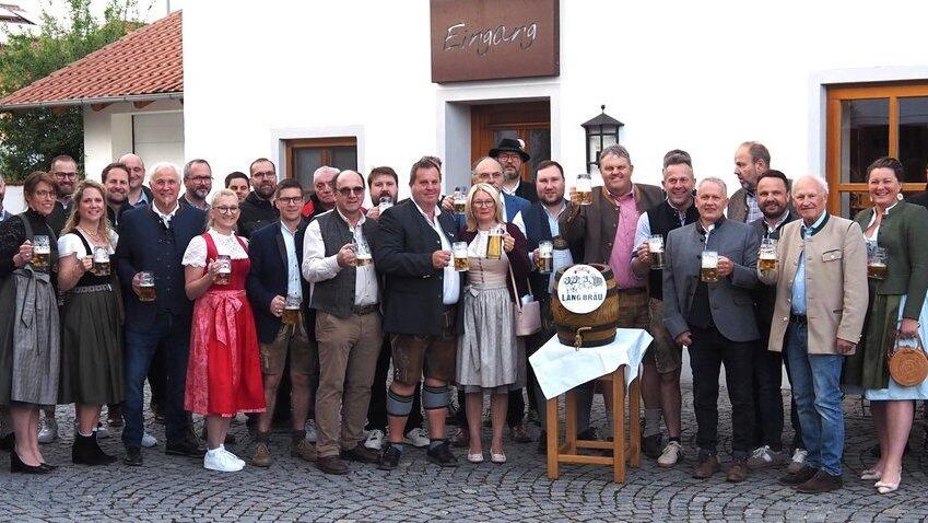 Zahlreiche Gäste machten sich ein Bild vom diesjährigen Festbier zum Reisbacher Volksfest. Das Fazit: „Guad is!“ Zahlreiche Gäste machten sich ein Bild vom diesjährigen Festbier zum Reisbacher Volksfest. Das Fazit: „Guad is!“