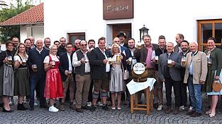 Zahlreiche Gäste machten sich ein Bild vom diesjährigen Festbier zum Reisbacher Volksfest. Das Fazit: „Guad is!“ Zahlreiche Gäste machten sich ein Bild vom diesjährigen Festbier zum Reisbacher Volksfest. Das Fazit: „Guad is!“
