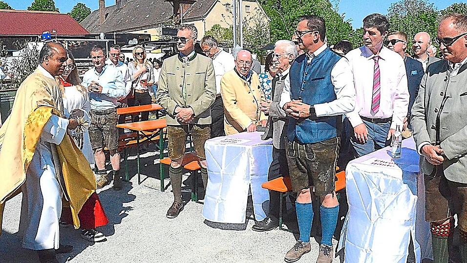Pfarrer Pater Joseph Puthussery segnete den neuen Dorfplatz, Ideengeber war Gemeinderat Gerhard Giegerich.