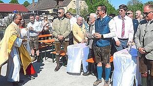 Pfarrer Pater Joseph Puthussery segnete den neuen Dorfplatz, Ideengeber war Gemeinderat Gerhard Giegerich.