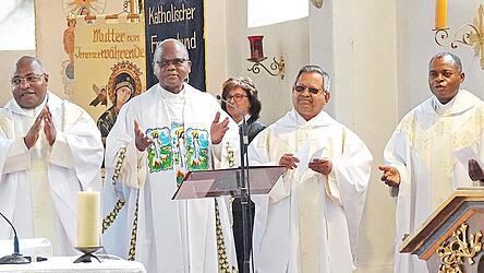 Gemeinsam wurde der Festgottesdienst zelebriert. Von links: Pfarrer Yves Evaga, Pfarrer Jean-René Mavinga Mbumba, Pfarrer Jeremias George und Pfarrer Charles Wola Bangala.