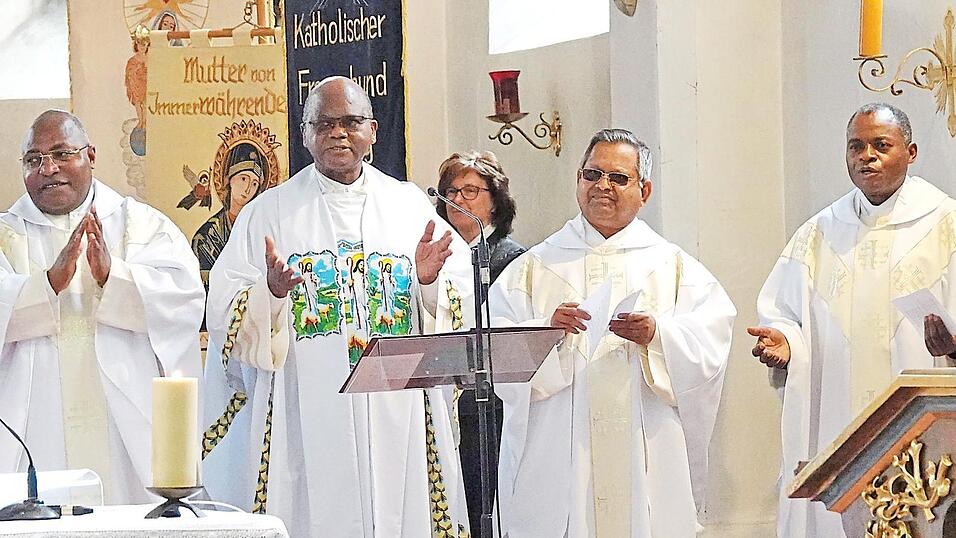 Gemeinsam wurde der Festgottesdienst zelebriert. Von links: Pfarrer Yves Evaga, Pfarrer Jean-René Mavinga Mbumba, Pfarrer Jeremias George und Pfarrer Charles Wola Bangala.