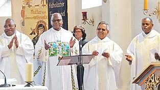 Gemeinsam wurde der Festgottesdienst zelebriert. Von links: Pfarrer Yves Evaga, Pfarrer Jean-René Mavinga Mbumba, Pfarrer Jeremias George und Pfarrer Charles Wola Bangala.