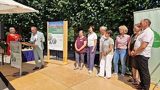 Bei der Ehrung in Bamberg (v. l.): Stiftungsvorst&auml;ndin Ulrike Strohmeier und Umweltminister Thorsten Glauber mit den NANU-Vertretern Birgit Kraus, Michaela Teichmann, Eva Nahgib, Alexsandra Grundler, Esther Kolbe, Elisabeth Brunner und BN-Kreisvorsitzendem Konrad P&ouml;ppel.