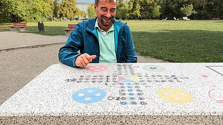 Mensch-ärgere-dich-nicht: Gartenamt-Bezirksmeister Michael Müller „bewundert“ die Kreativität der Besucher. Mensch-ärgere-dich-nicht: Gartenamt-Bezirksmeister Michael Müller „bewundert“ die Kreativität der Besucher.