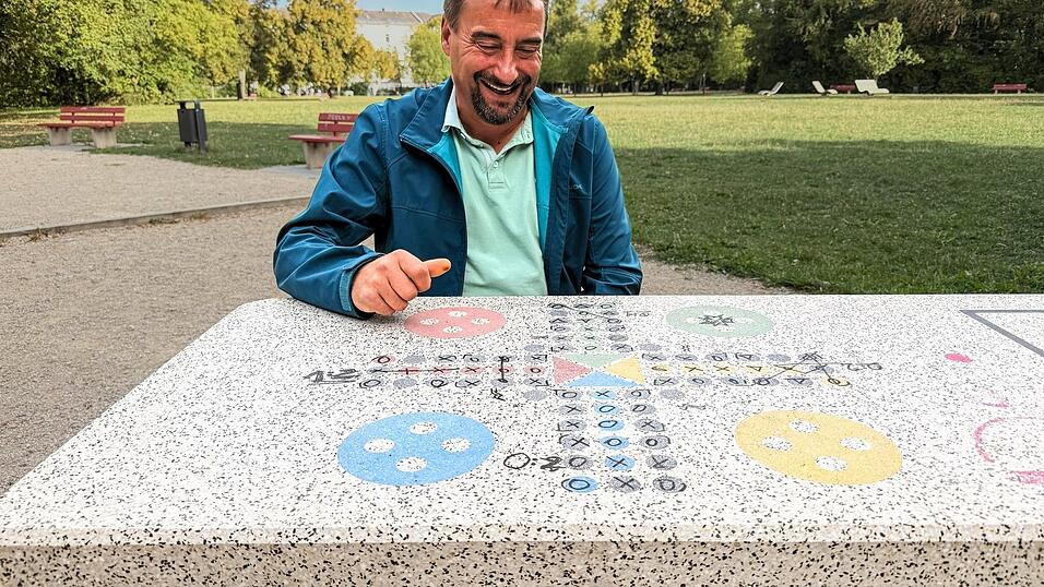 Mensch-ärgere-dich-nicht: Gartenamt-Bezirksmeister Michael Müller „bewundert“ die Kreativität der Besucher. Mensch-ärgere-dich-nicht: Gartenamt-Bezirksmeister Michael Müller „bewundert“ die Kreativität der Besucher.