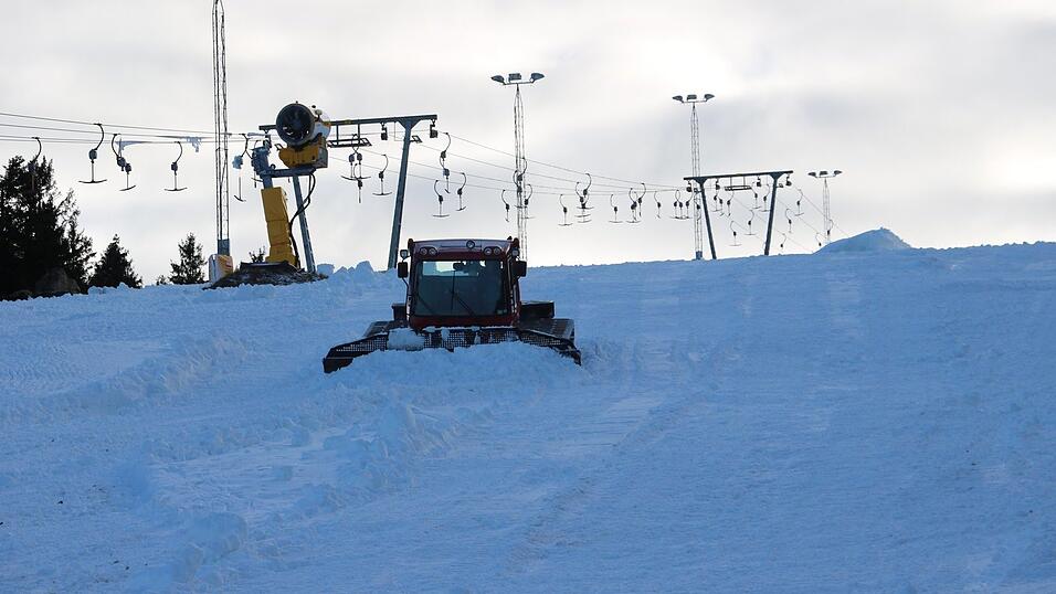 Mit viel Kunstschnee und Einsatz von Pistenraupen wird eine Abfahrt des Predigtstuhls pr&auml;pariert. Ab 2. Januar wird einer der beiden Predigtstuhllifte laut Betreiber Martin Six er&ouml;ffnet.