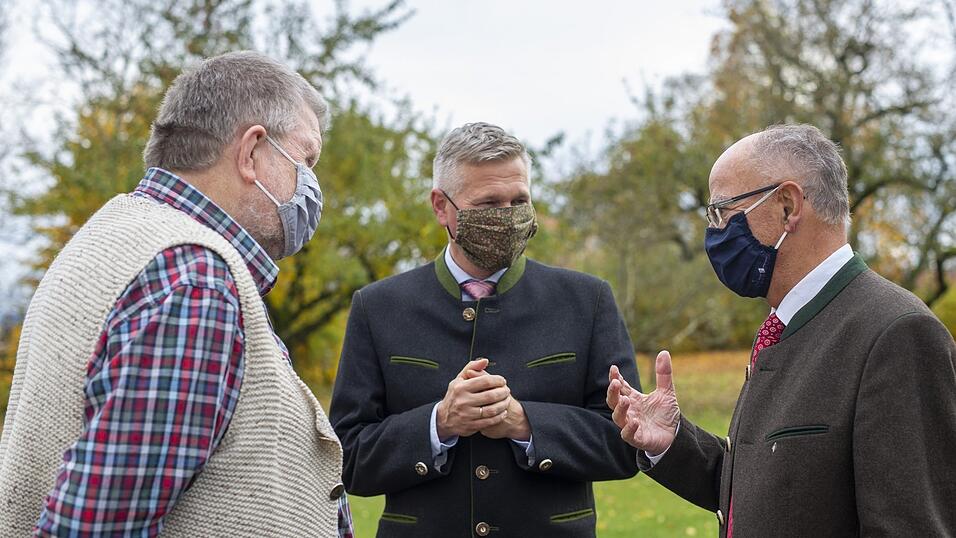 Verabschiedung von Ernst Schusser (l.) durch Bruckmühls Bürgermeister Richard Richter und Bezirkstagspräsident Josef Mederer. Verabschiedung von Ernst Schusser (l.) durch Bruckmühls Bürgermeister Richard Richter und Bezirkstagspräsident Josef Mederer.