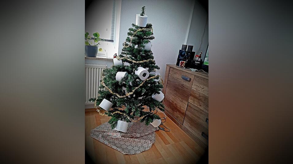 Aus der Kategorie &bdquo;ausgefallener Christbaumschmuck&ldquo;: Klorollen.&nbsp; &nbsp; &nbsp;