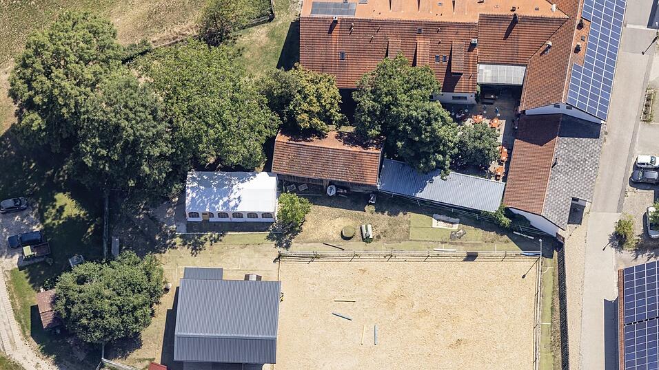 Der Biergarten des Huberwirts in Gstaudach unter seinem Bl&auml;tterdach.